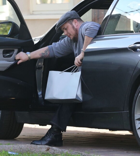 Chaz Bono, le fils de Cher, rentre chez lui après une journée de shopping à Beverly Hills, le 7 janvier 2013.
