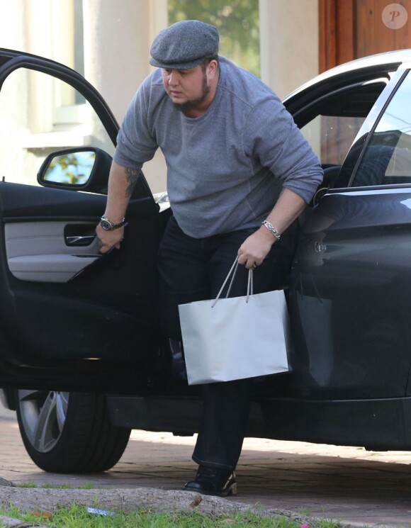 Chaz Bono, qui maigrit à vue d'oeil, rentre chez lui après une journée de shopping à Beverly Hills, le 7 janvier 2013.
