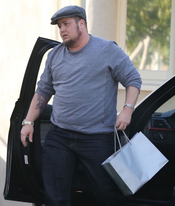 Chaz Bono, qui a déjà perdu du poids, rentre chez lui après une journée de shopping à Beverly Hills, le 7 janvier 2013.
