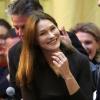Carla Bruni-Sarkozy préside la vente de vin des Hospices de Beaune aux côtés de Guy Roux, le 18 novembre 2012, pour la mise aux enchères de la "pièce du président" adjugée 270 000 euros.