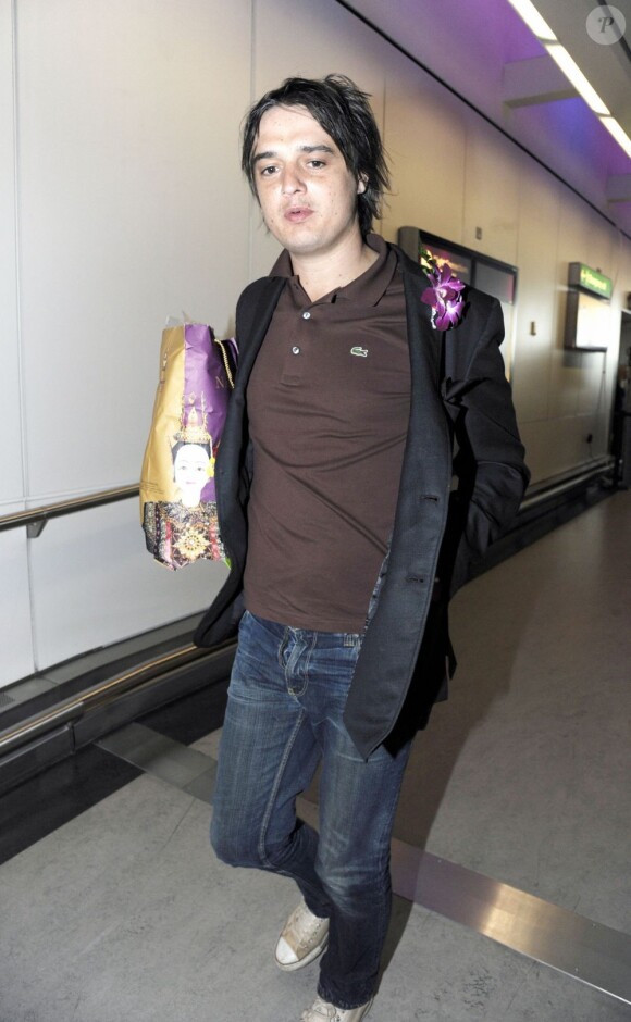 Pete Doherty à l'aéroport de Londres le 18 juillet 2012.