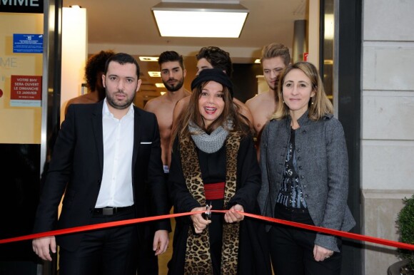 Victoria Abril, entourée de mannequins torse nu (dont Laurent de Koh Lanta 11), donne le coup d'envoi des soldes au BHV Homme de Paris, le 9 janvier 2013.