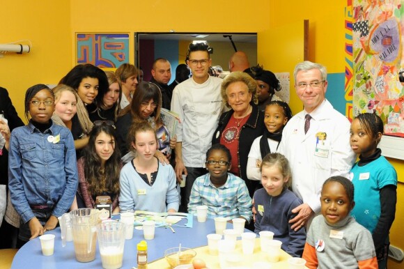 Abraham De La Rosa (Top Chef), Danuta Pieter et Bernadette Chirac lors du coup d'envoi de l'opération Pièces jaunes à l'hôpital Mignot du Chesnay, le 9 janvier 2013
