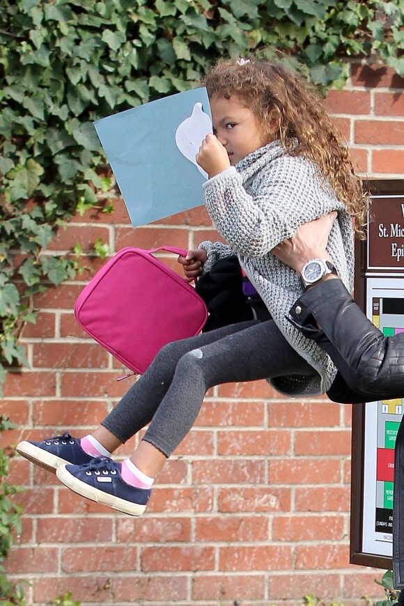 Gabriel Aubry est allé chercher sa fille Nahla à l'école. Le matin c'est son ex-compagne Halle Berry qui a déposé la petite. Photo prise le 9 janvier 2013 à Beverly Hills.