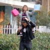 Gabriel Aubry est allé chercher sa fille Nahla à l'école. Le matin c'est son ex-compagne Halle Berry qui a déposé la petite fille. Photo prise le 9 janvier 2013 à Beverly Hills.