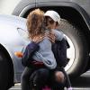 Halle Berry embrasse tendrement sa fille Nahla avant de la déposer à l'école à Beverly Hills, le 9 janvier 2013.