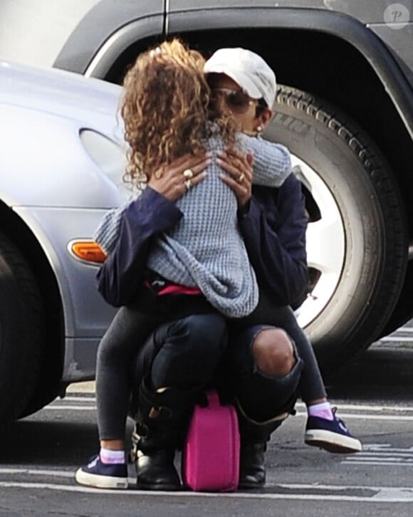 Halle Berry embrasse tendrement sa fille Nahla avant de la déposer à l'école à Beverly Hills, le 9 janvier 2013.