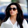 Eva Longoria arrive au salon de coiffure Ken Paves à Beverly Hills, habillée d'un chemisier Rachel Zoe et d'un pantalon couleur pêche accessoirisés d'un sac Kelly d'Hermès et de sandales Encanta signées Brian Atwood. Le 8 janvier 2013.