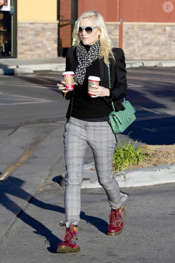 Gwen Stefani, rock et chic à Los Angeles avec des lunettes Stella McCartney, un sac vert matelassé Chanel et des bottines Pagosa Springs de la collaboration Dr. Martens x Pendleton. Los Angeles, le 7 janvier 2013.