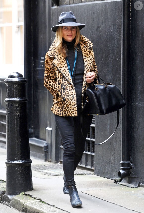 Kate Moss, shoppeuse discrète à Londres avec son sac noir Saint Laurent au bras. Le 8 janvier 2013.