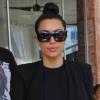 Kim Kardashian, enceinte, quitte le restaurant Serafina avec son ami Jonathan Cheban, habillée de lunettes et un top noirs Céline, une veste et un pantalon Helmut Lang et des bottines Givenchy. Miami Beach, le 7 janvier 2013.