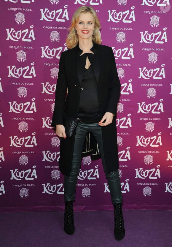 Eva Herzigova, enceinte et stylée en noir pour assister à la représentation du spectacle Kooza du Cirque Du Soleil à la Royal Albert Hall. Londres, le 8 janvier 2013.