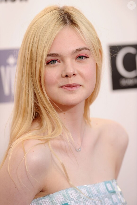 Elle Fanning, quatorze ans, se mesure aux plus grandes lors des Critics' Choice Movie Awards au Barker Hangar à Santa Monica. Le 10 janvier 2013.