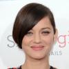 Marion Cotillard, très en beauté sur le tapis rouge du Barker Hangar où ont lieu les Critics' Choice Movie Awards. Santa Monica, le 10 janvier 2013.