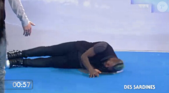 Djibril Cissé dans un extrait du Photomime dans Vendredi tout est permis sur TF1 le vendredi 11 janvier 2013