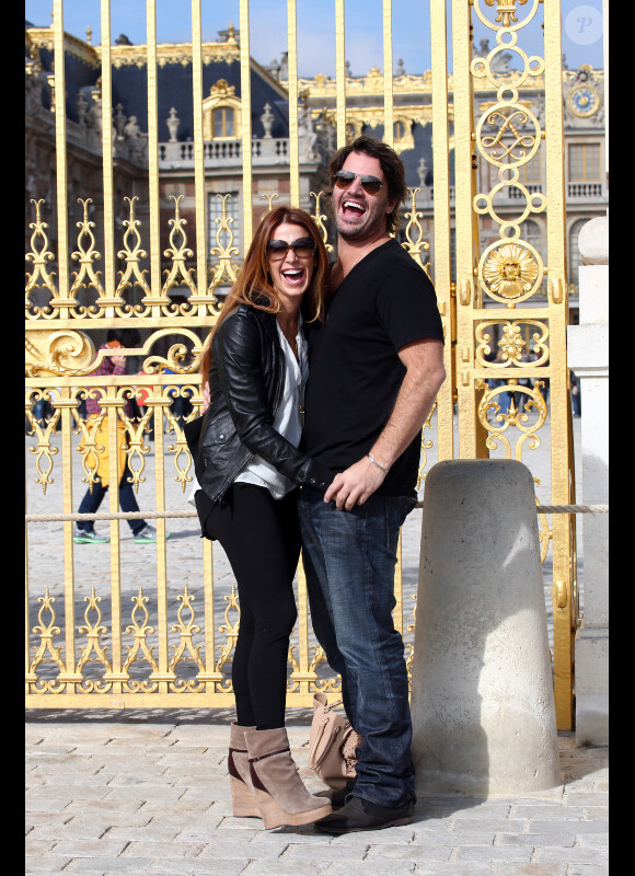 Poppy Montgomery et son compagnon Shawn Sanford, en plein éclats de rire, découvrent Paris, du château de Versailles en passant par le Marais, le 23 septembre 2012