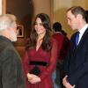 Le prince William et Kate Middleton, duc et duchesse de Cambridge, à la National Portrait Gallery de Londres le 11 janvier 2013, pour découvrir le portrait officiel de Catherine par le peintre Paul Emsley.
