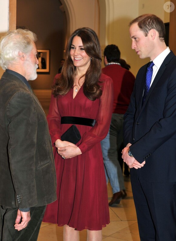 Le prince William et Kate Middleton, duc et duchesse de Cambridge, à la National Portrait Gallery de Londres le 11 janvier 2013, pour découvrir le portrait officiel de Catherine par le peintre Paul Emsley.