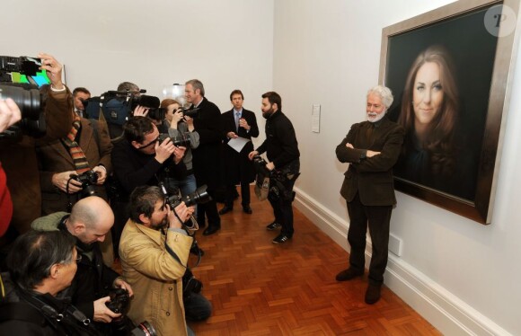 Paul Emsley pose devant son portrait de Kate Middleton, à la National Portrait Gallery de Londres le 11 janvier 2013.