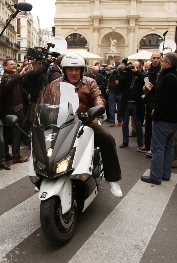 Gerard Depardieu en scooter à Paris le 7 novembre 2012.