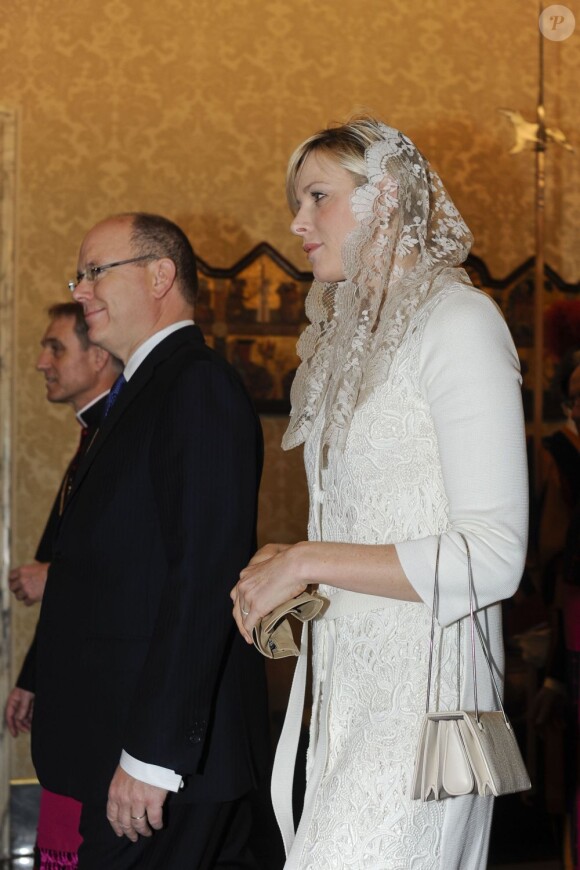 Le prince Albert II et la princesse Charlene de Monaco rencontrent le Pape Benoît XVI à Rome, le 12 janvier 2013.