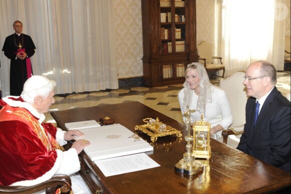 Le prince Albert II et la princesse Charlene de Monaco reçus par le pape Benoît XVI au Vatican, le samedi 12 janvier 2013.