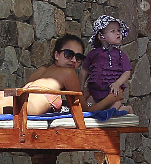 Jessica Alba passe le début de l'année 2013 avec son mari et ses filles à Cabo San Lucas au Mexique. On peut voir ici l'adorable Haven. Photo prise le 2 janvier 2013.