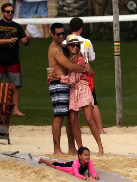 Jessica Alba passe le début de l'année 2013 avec son mari et ses filles à Cabo San Lucas au Mexique. Ils semblent toujours aussi amoureux. Photo prise le 3 janvier 2013.