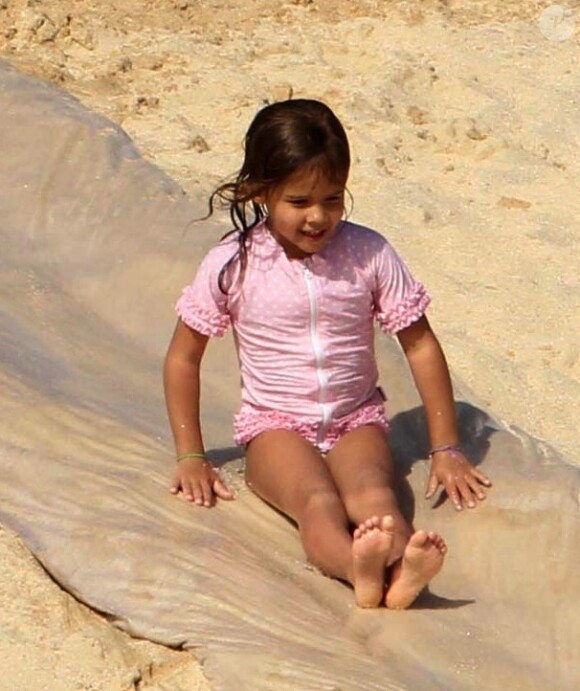 Jessica Alba passe le début de l'année 2013 avec son mari et ses filles à Cabo San Lucas au Mexique. La petite Honor s'amuse sur la plage. Photo prise le 3 janvier 2013.