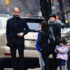 Josep Guardiola, sa femme Cristina Serra et ses trois enfants, vont déjeuner dans le quartier de Soho à New York, le 12 janvier 2013.