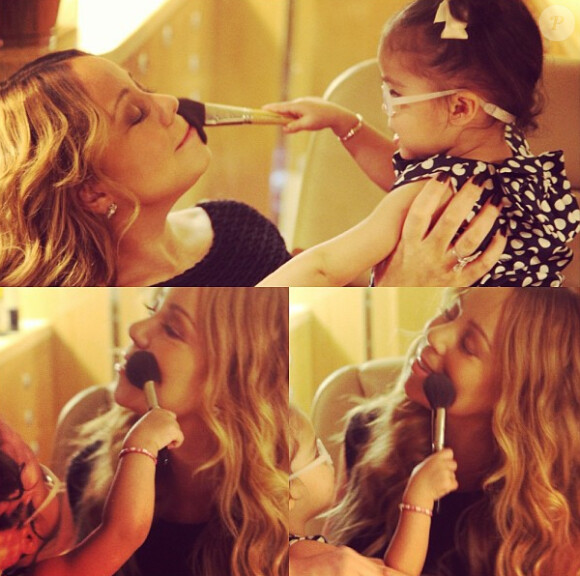 Mariah Carey a posté sur Twitter, samedi 12 janvier 2013, une photo d'elle et de sa fille Monroe en train de la maquiller.