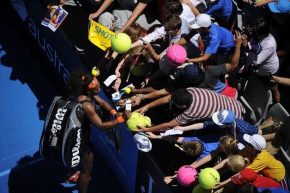 Serena Williams au milieu de ses fans lors de son premier tour lors de l'Open d'Australie à Melbourne le 15 janvier 2013