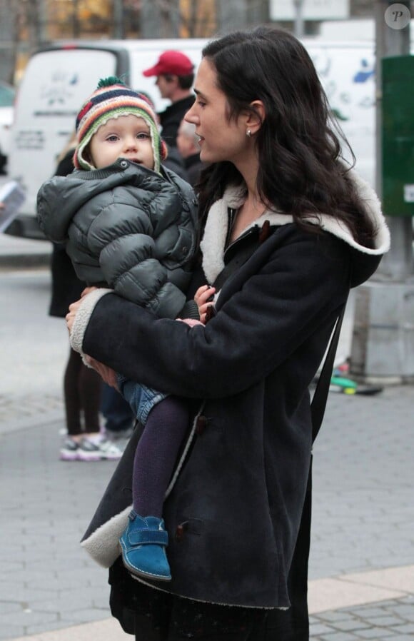 Jennifer Connelly et sa fille Agnes, née le 31 mai 2011, après avoir quitté le plateau de tournage du film Winter's Tale à New York le 14 janvier 2013.