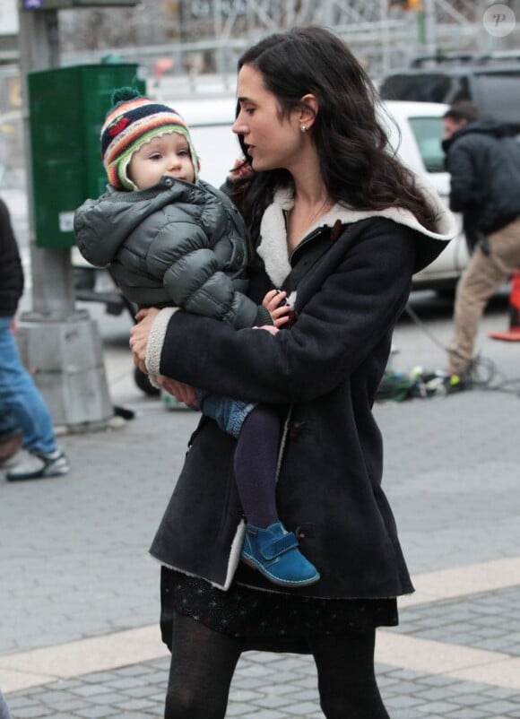 Jennifer Connelly retrouve sa fille Agnes, après le tournage du film Winter's Tale à New York, le 14 janvier 2013.
