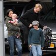 Jennifer Connelly en famille avec son mari Paul Bettany à New York le 18 novembre 2011.