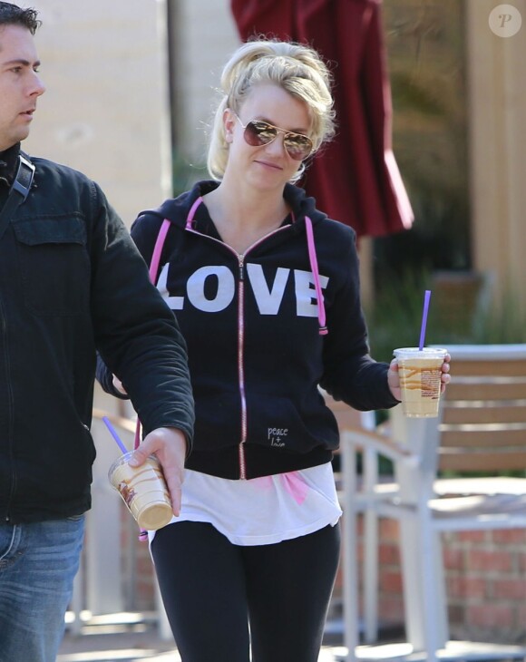 Britney Spears, qui est de nouveau célibataire, se promène dans les rues de Los Angeles avec un café à la main le 14 janvier 2013.
