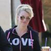 Britney Spears, radieuse mais de nouveau célibataire, se promène dans les rues de Los Angeles avec un café à la main le 14 janvier 2013.