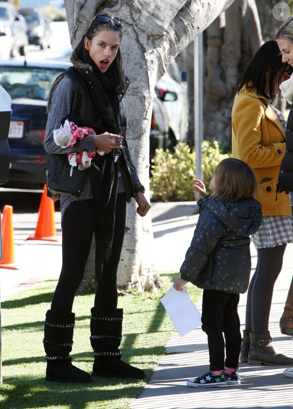 Alessandra Ambrosio dans son quotidien de mère de famille, récupère sa fille Anja à la sortie de l'école. Los Angeles, le 14 janvier 2013.