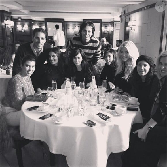 Kim Kardashian postait sur Instagram cette photo du déjeuner pour l'anniversaire de Rachel Zoe (entre Kourtney et Kim Kardashian) au restaurant Cipriani. Victoria Silvstedt comptait parmi la petite poignées d'invités. New York, le 15 janvier 2013.