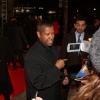 Denzel Washington signe des autographes dès son arrivée à l'avant-première du film Flight au Gaumont Marignan à Paris, le 15 janvier 2013.