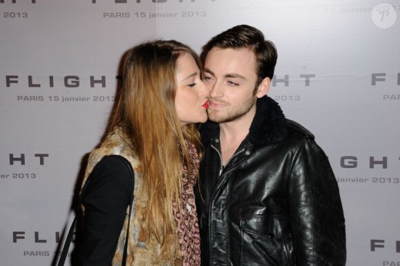 Jules Pélissier et Marie s'embrassent devant les photographes de l'avant-première du film Flight au Gaumont Marignan à Paris, le 15 janvier 2013.