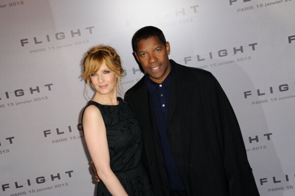 Kelly Reilly et  Denzel Washington posent devant les photographes pour l'avant-première du film Flight au Gaumont Marignan à Paris, le 15 janvier 2013.