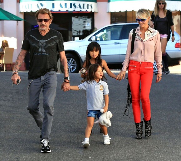 Johnny et Laeticia Hallyday avec leurs filles Jade et Joy à Pacific Palisades, le 27 Septembre 2012.