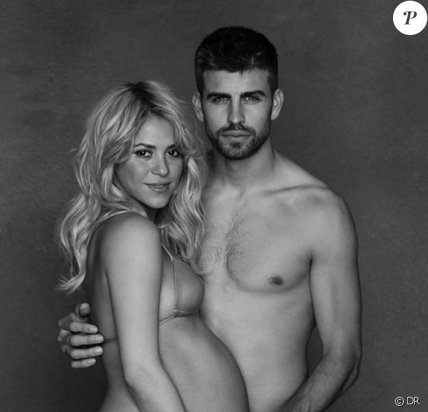 Shakira enceinte et Gerard Piqué prennent la pose sur une photo en noir et blanc postée sur le compte Twitter de la chanteuse le 16 janvier 2012