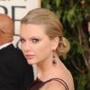 Taylor Swift à la 70e cérémonie des Golden Globes à Los Angeles, le 13 janvier 2013. Même si elle ne le dit pas clairement, il paraît évident qu'elle a eu une augmentation mammaire.