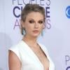 Taylor Swift à la soirée des People's Choice Awards à Los Angeles le 9 janvier 2013. On peut voir là encore sa belle poitrine.