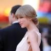 Taylor Swift le 20 février 2012 à Los Angeles. Sur ce cliché on peut voir que sa poitrine était beaucoup plus petite.