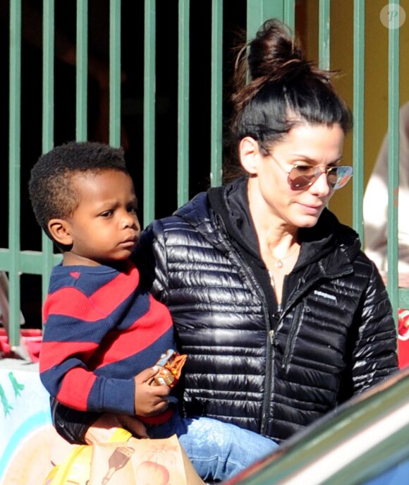 La jolie Sandra Bullock dépose son fils Louis à l'école, à Los Angeles, le 16 janvier 2013.