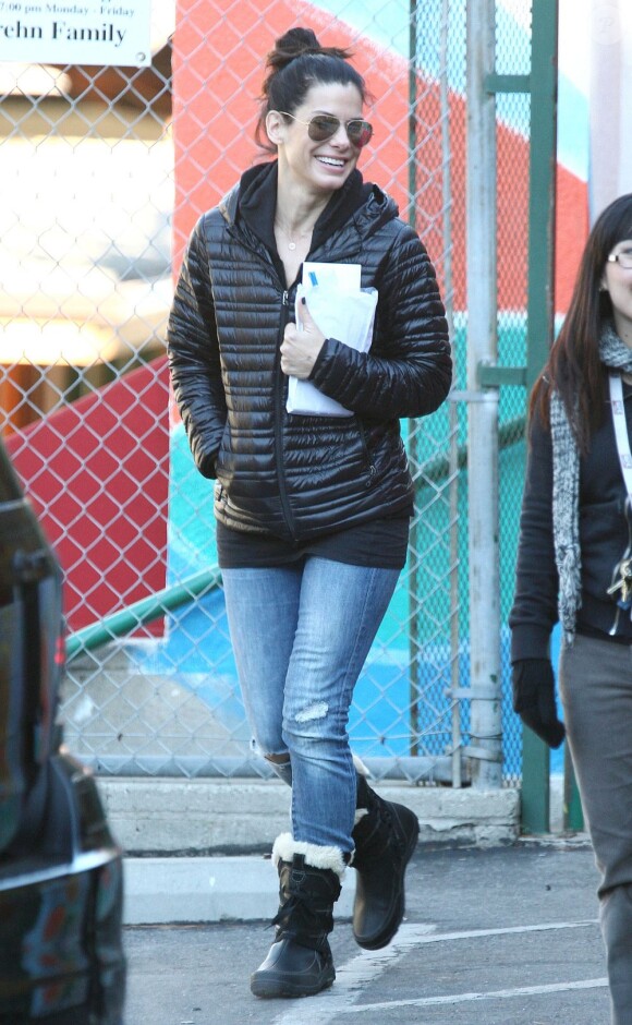 Sandra Bullock, très souriante, dépose son fils Louis à l'école, à Los Angeles, le 16 janvier 2013.