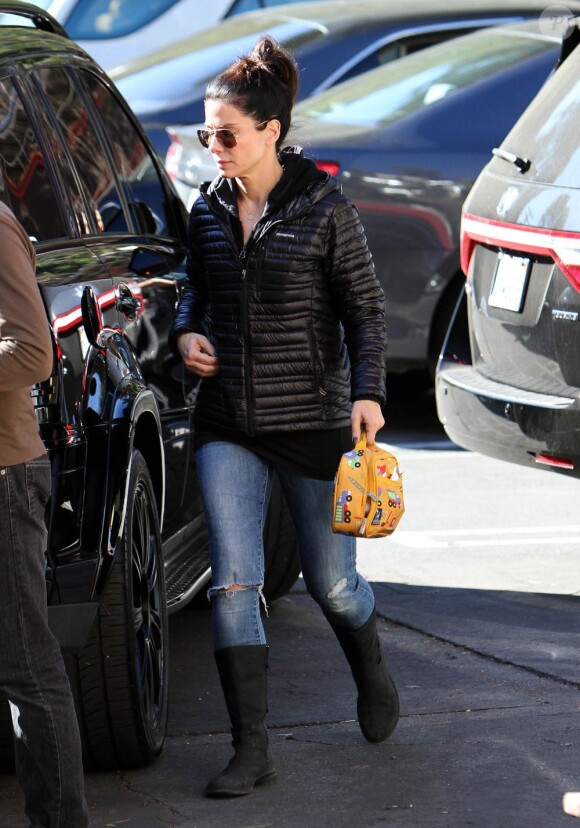 Sandra Bullock va chercher son fils Louis à l'école à Los Angeles, le 16 janvier 2013.